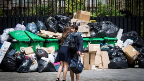 <br />
Улицы Парижа завалены мусором. Крысы счастливы, французы в шоке <br />
